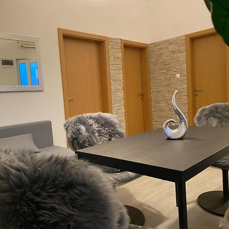 Apartma Ugljan شقة *